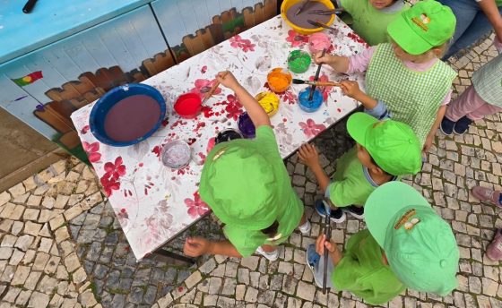 Pinturas alusivas ao 25 de Abril com dezenas de crianças